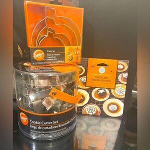 Wilton Halloween SET Cookie Cutter Set of 18, 3 Stencils, 4 Graduating Pumpkins!